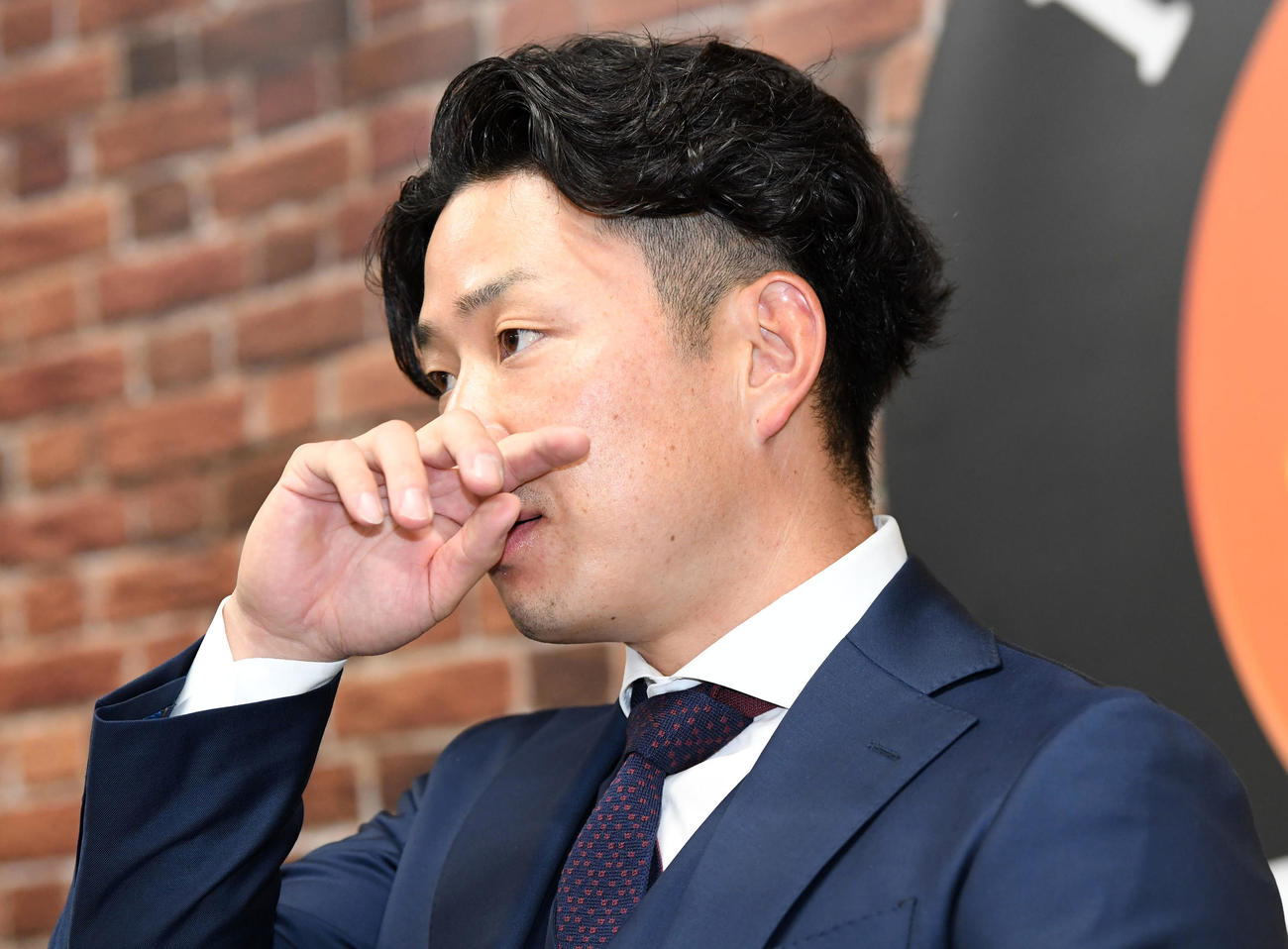 契約更改を終え会見する糸原（撮影・前岡正明）