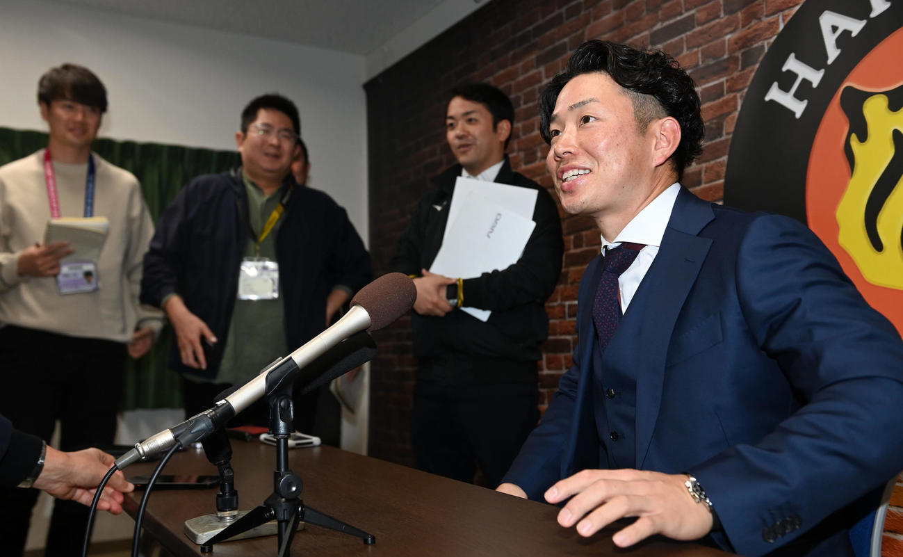 契約更改を終え会見する糸原（撮影・前岡正明）