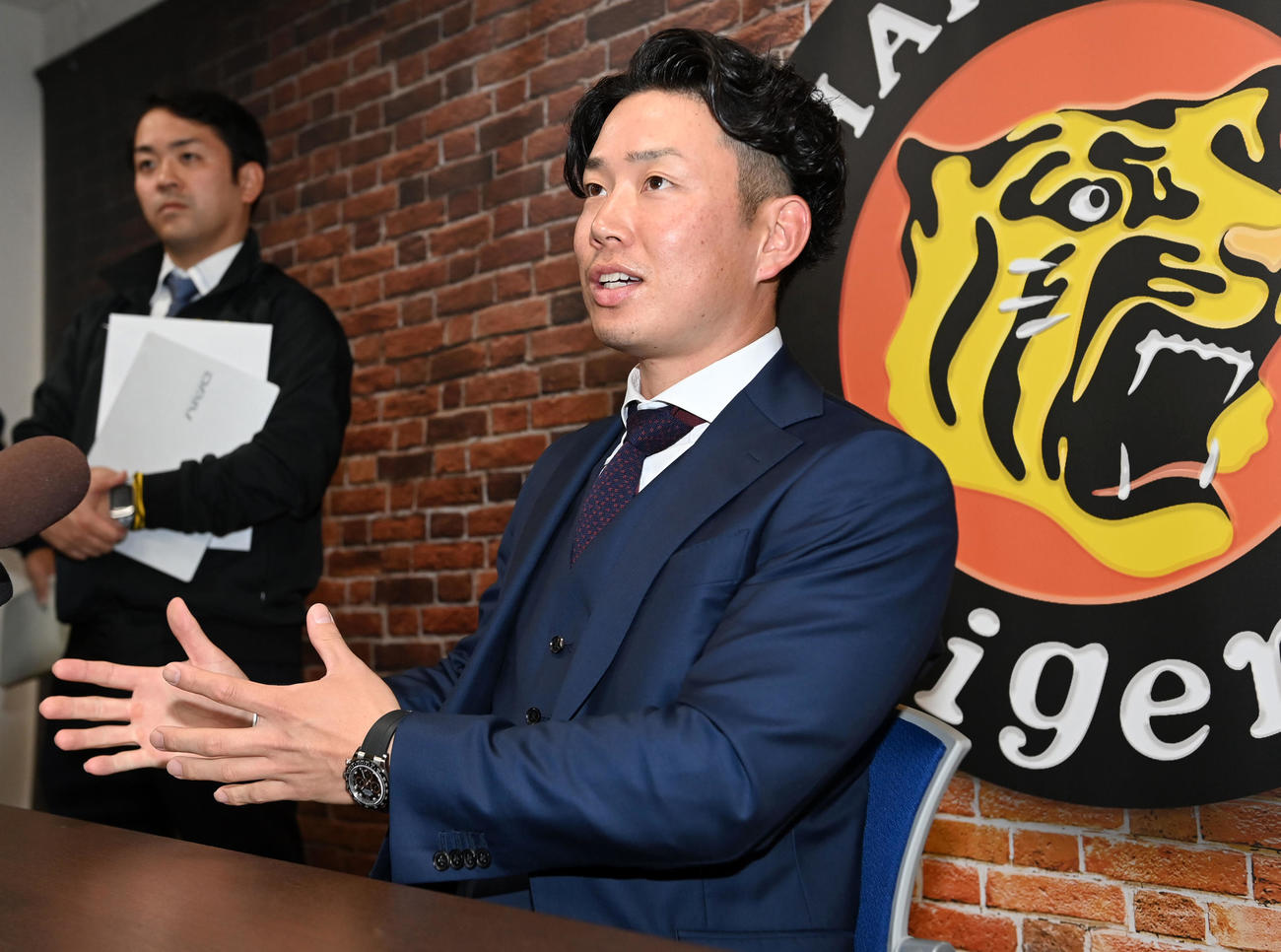 契約更改を終え会見する糸原（撮影・前岡正明）