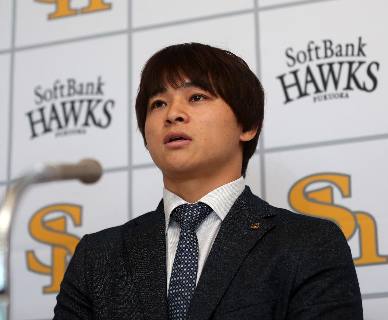 契約更改を終えて会見に臨む谷川原（撮影・冨田成美）