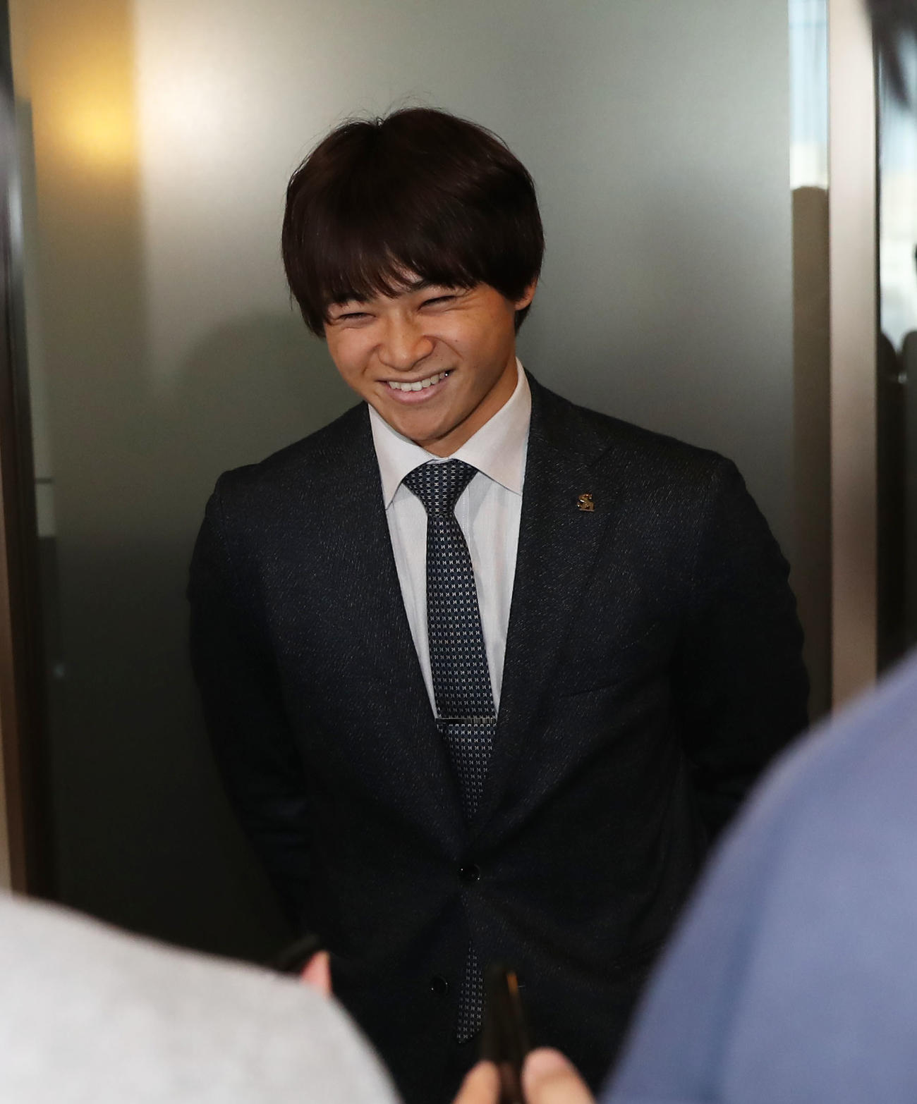 囲み取材で笑顔を見せる谷川原（撮影・冨田成美）