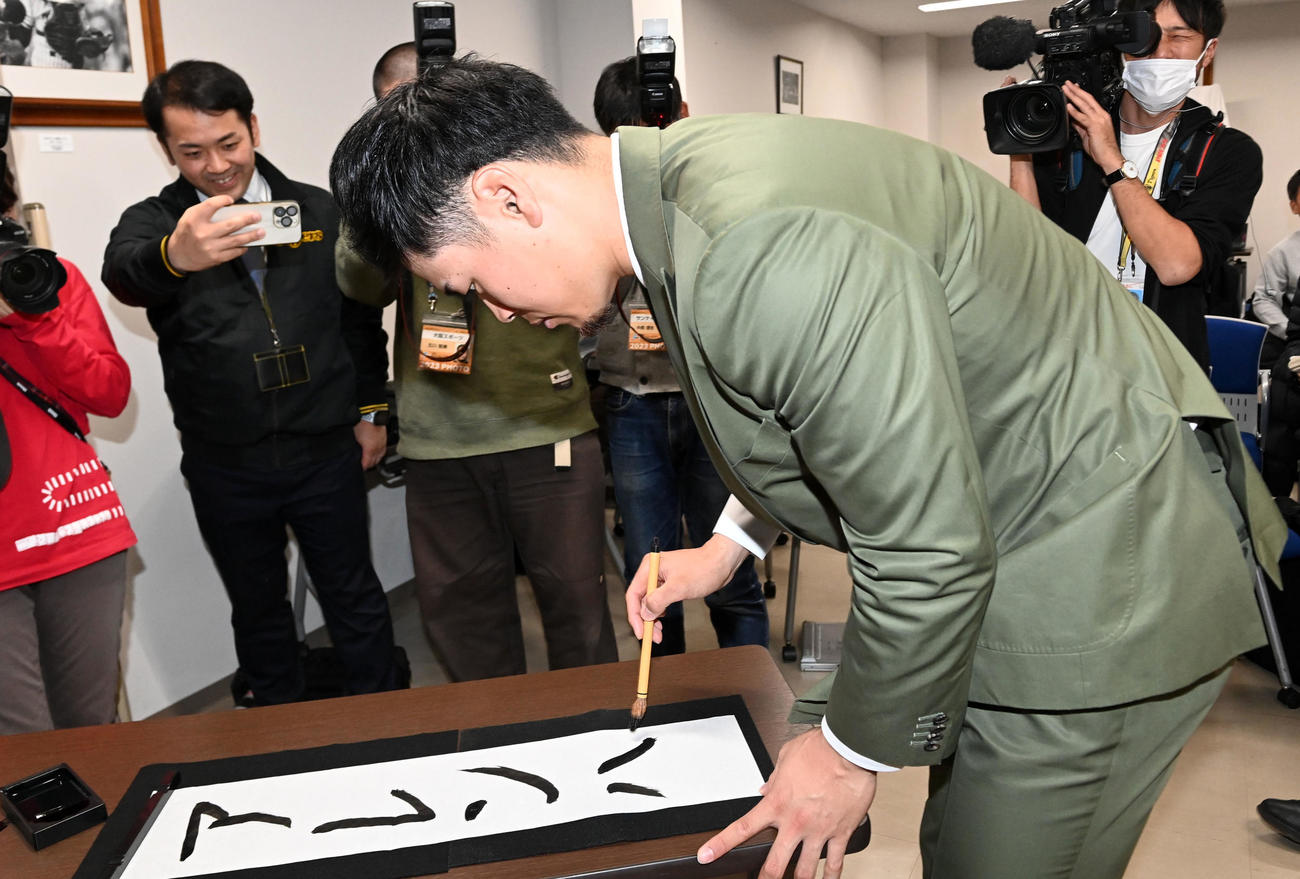 契約更改後、「アレンパ」としたためる佐藤輝（撮影・前岡正明）