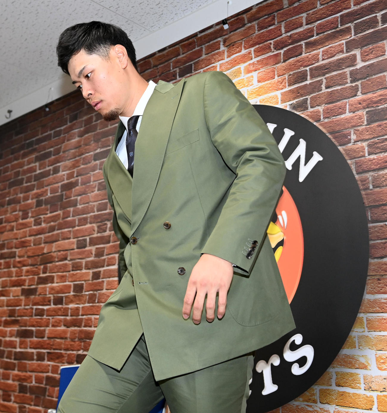 契約更改を終え会見の席に着く佐藤輝（撮影・前岡正明）