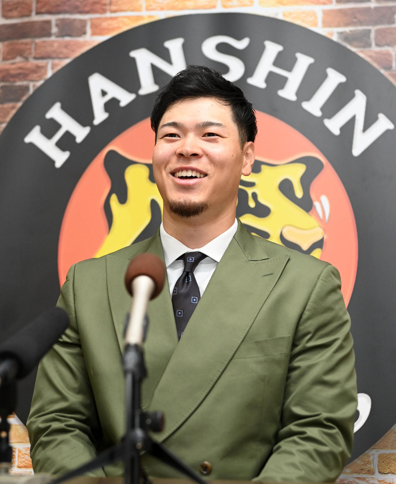 契約更改を終え笑顔で会見する佐藤輝（撮影・前岡正明）