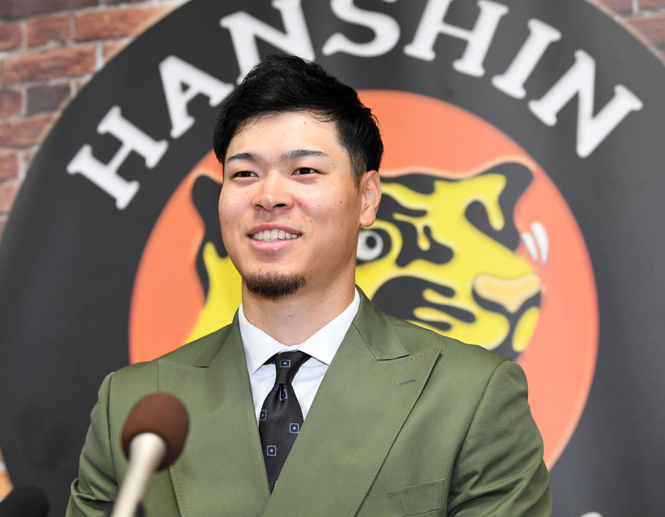 契約更改を終え笑顔で会見する佐藤輝（撮影・前岡正明）