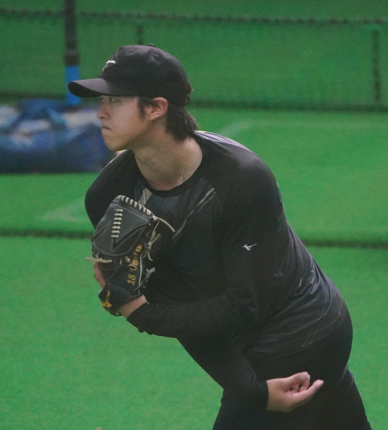 キャッチボールをする梅津（撮影・森本幸一）