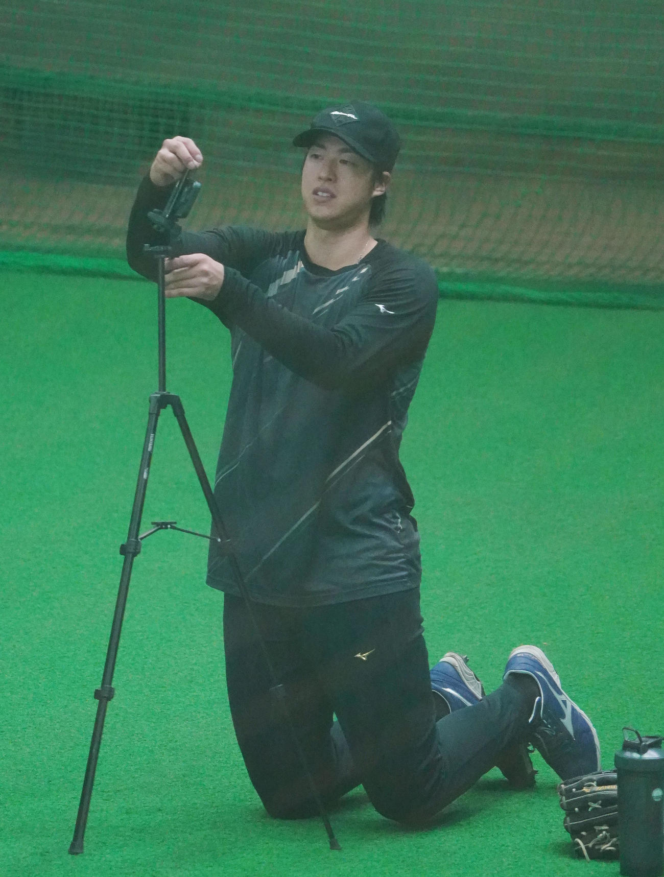 動画撮影した投球フォームを確認する梅津（撮影・森本幸一）