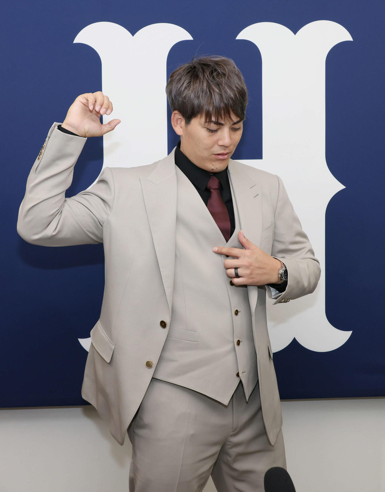 契約更改交渉後の会見を終え、囲み取材に応じる広島九里。肘の角度や歩幅、筋肉の使い方などを考え、投球のレベルアップを目指す（撮影・加藤孝規））