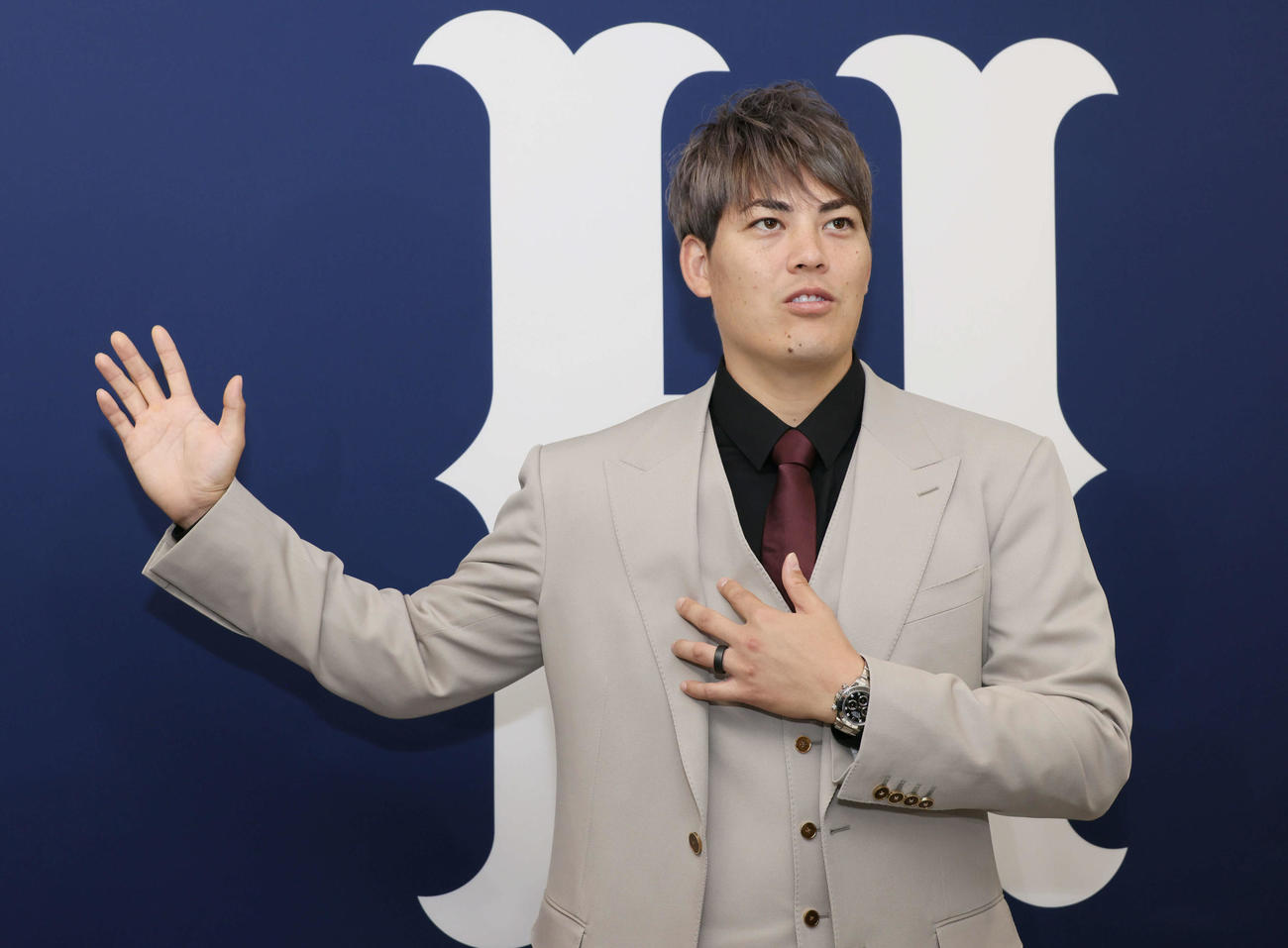 契約更改交渉後の会見を終え、囲み取材に応じる広島九里。肘の角度や歩幅、筋肉の使い方などを考え、投球のレベルアップを目指す（撮影・加藤孝規））
