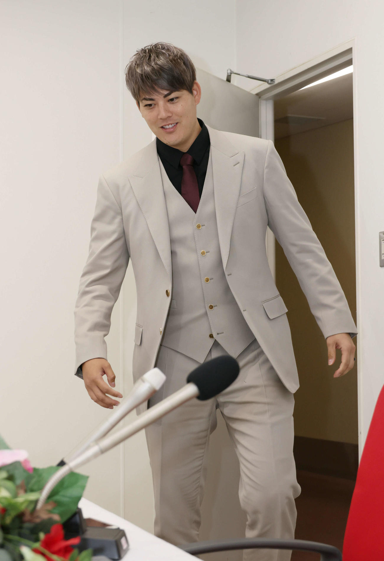契約更改交渉を終え、会見にのぞむ広島九里（撮影・加藤孝規））