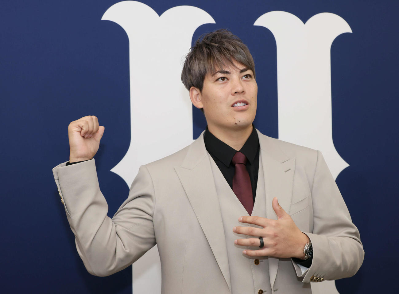 契約更改交渉後の会見を終え、囲み取材に応じる広島九里。肘の角度や歩幅、筋肉の使い方などを考え、投球のレベルアップを目指す（撮影・加藤孝規））