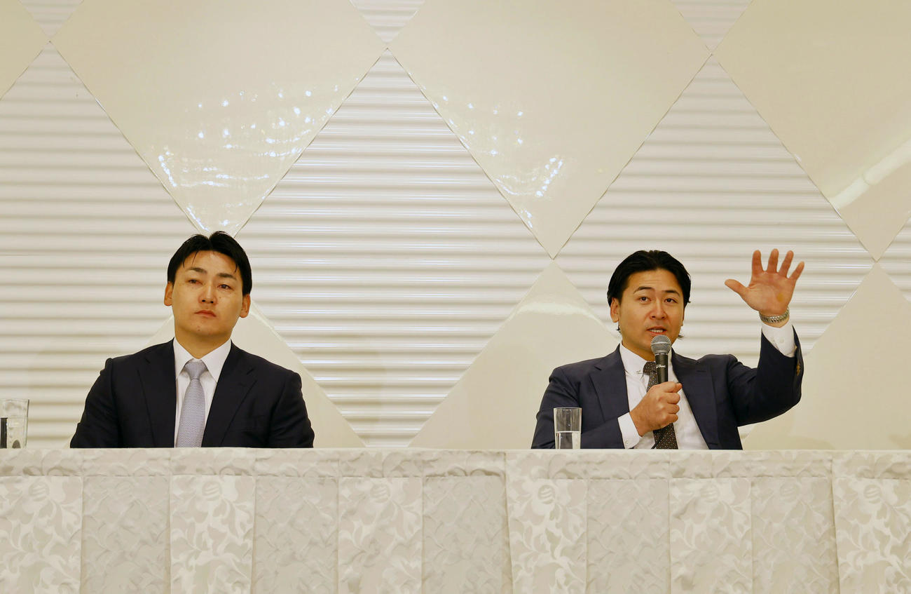 プロ野球選手会の定期大会を終え、記者会見する会長の広島会沢。左は一般社団法人プロ野球選手会理事長の巨人丸（撮影・藤尾明華）