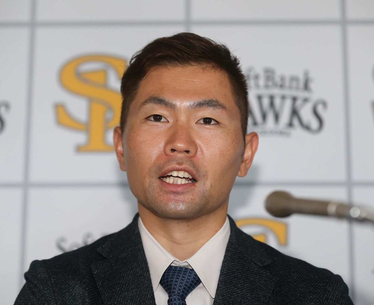 契約更改後の会見で質問に答える中村晃（撮影・冨田成美）