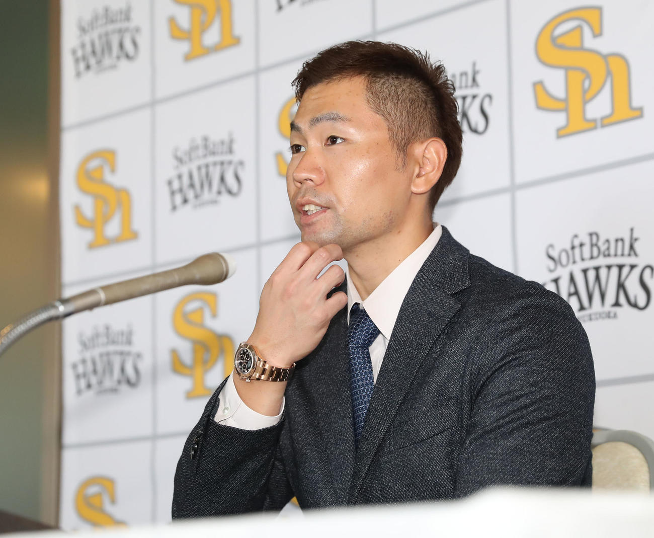 契約更改後の会見で質問に答える中村晃（撮影・冨田成美）