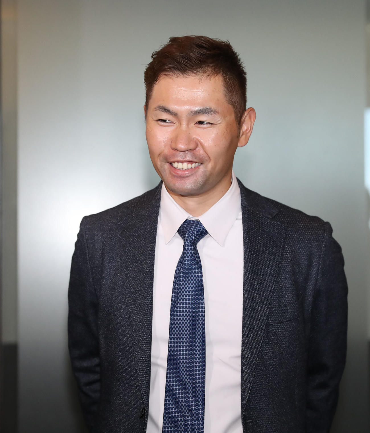 囲み取材で笑顔を見せる中村晃（撮影・冨田成美）