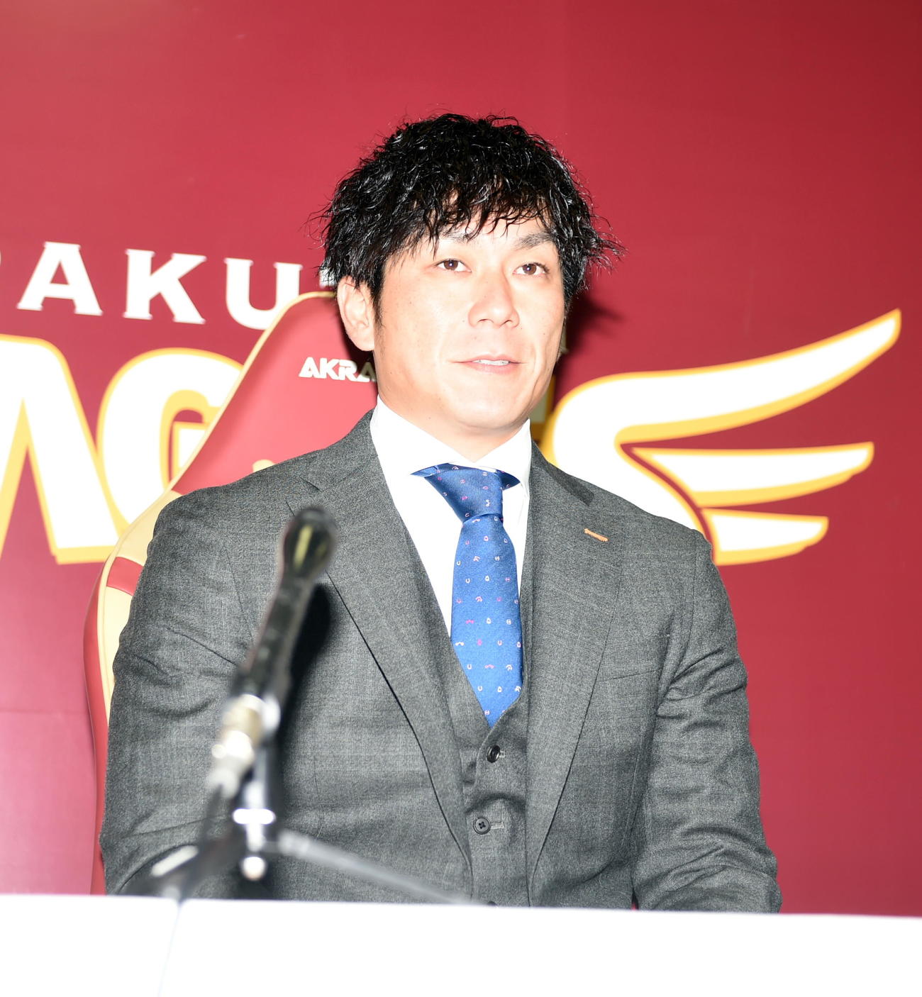 契約更改交渉を終えて取材対応する楽天岡島（撮影・山田愛斗）