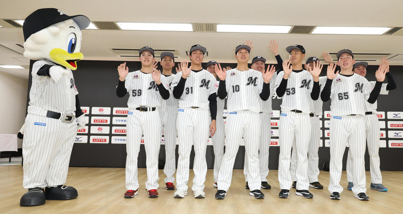 記念撮影するロッテ新入団選手たち（撮影・中島郁夫）