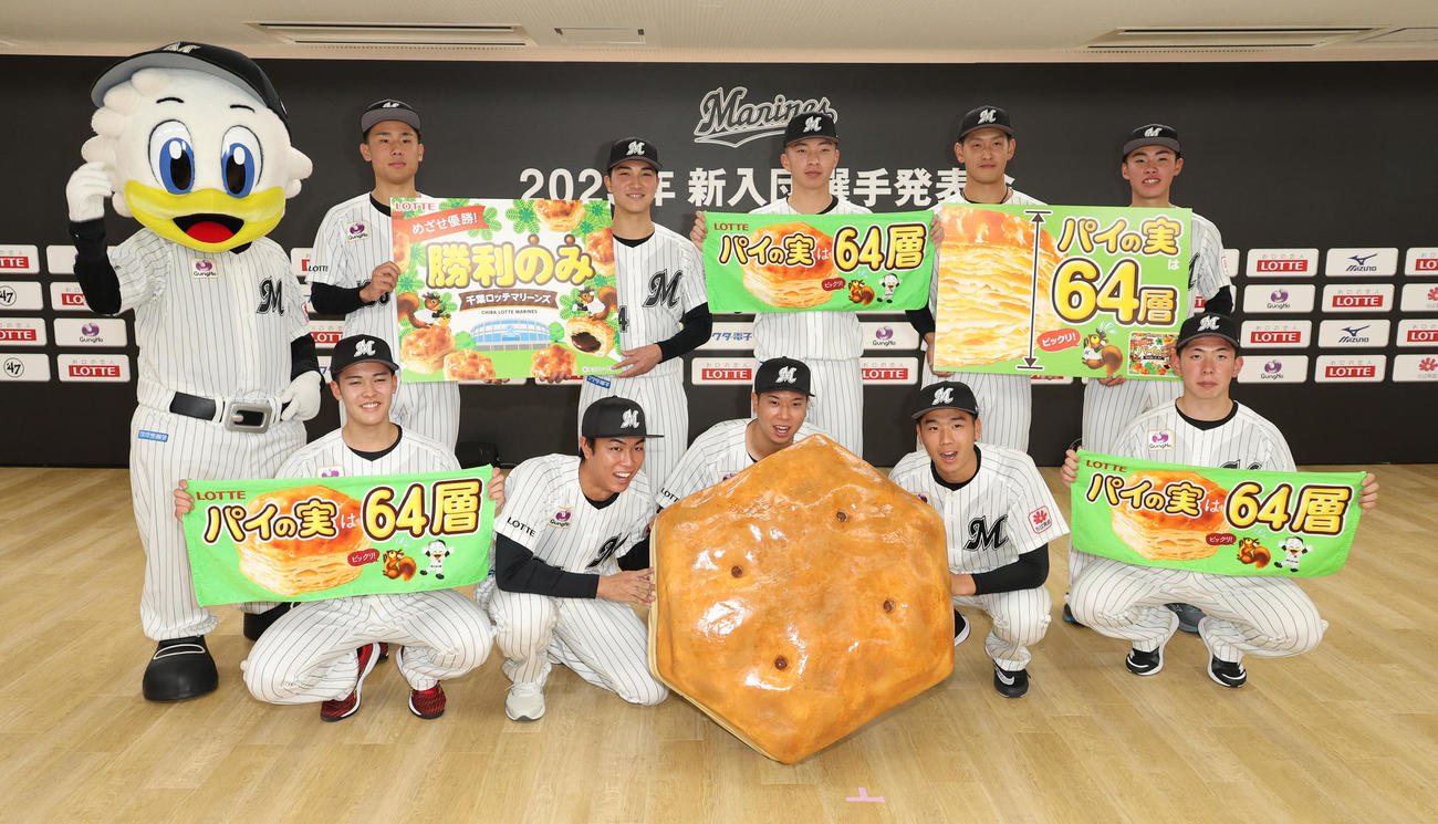 記念撮影するロッテ新入団選手たち。前列左からドラフト4位早坂、ドラフト2位大谷、ドラフト1位上田、ドラフト3位木村、ドラフト5位寺地、後列左から育成4位藤田、育成2位松石、育成1位武内、育成3位高野、育成5位富山（撮影・中島郁夫）