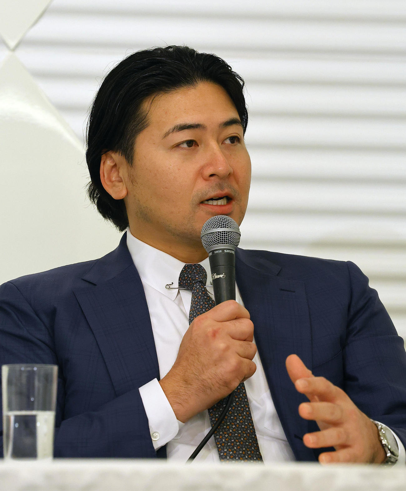 プロ野球選手会の定期大会を終え、記者会見する会長の広島会沢（撮影・藤尾明華）