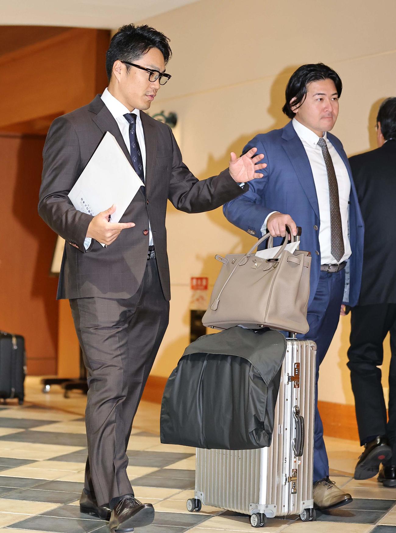 日本プロ野球選手会通常総会に出席した楽天則本（左）と広島会沢（撮影・上田博志）