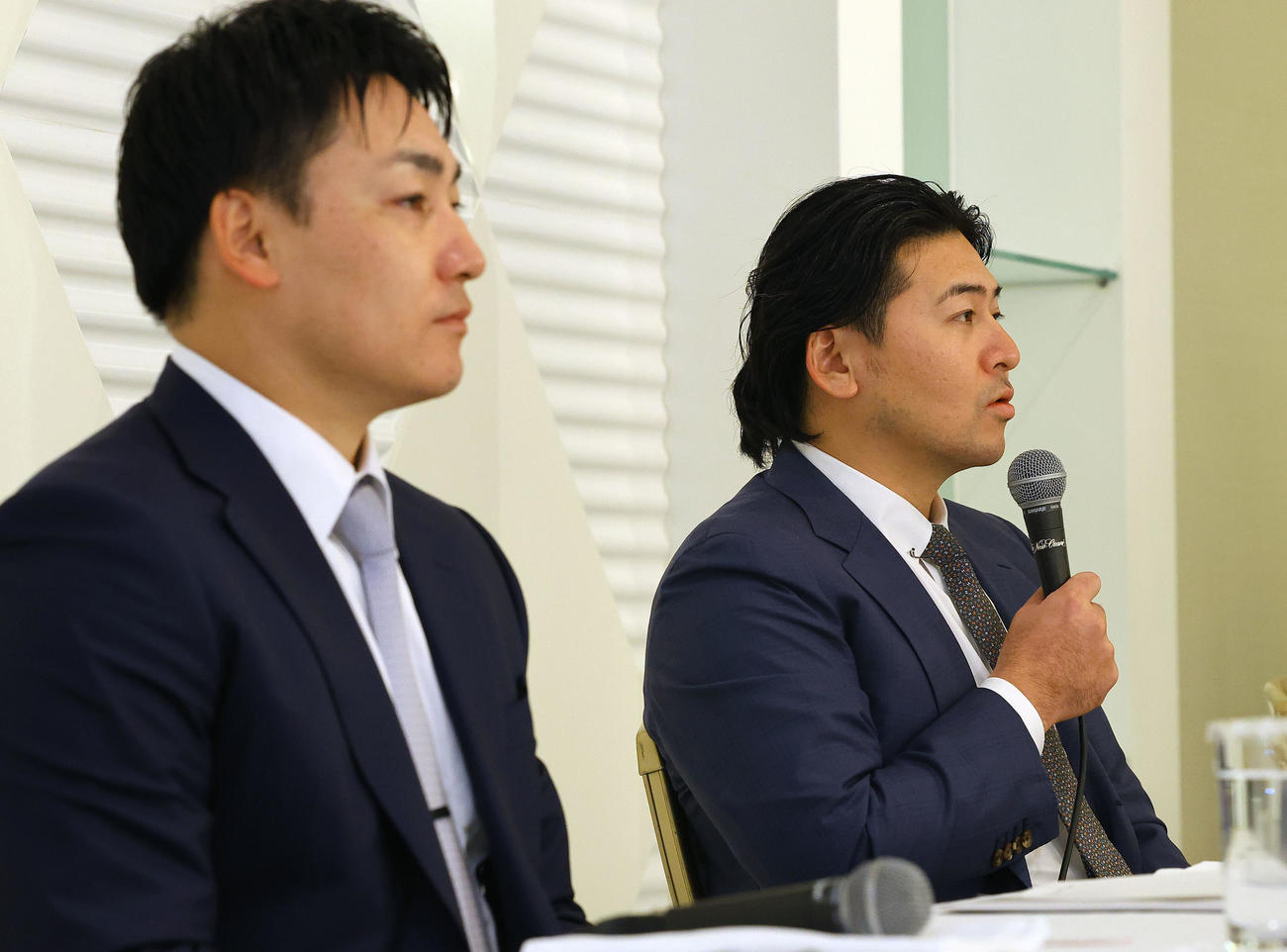 プロ野球選手会の定期大会を終え、記者会見する会長の広島会沢。左は一般社団法人プロ野球選手会理事長の巨人丸（撮影・藤尾明華）