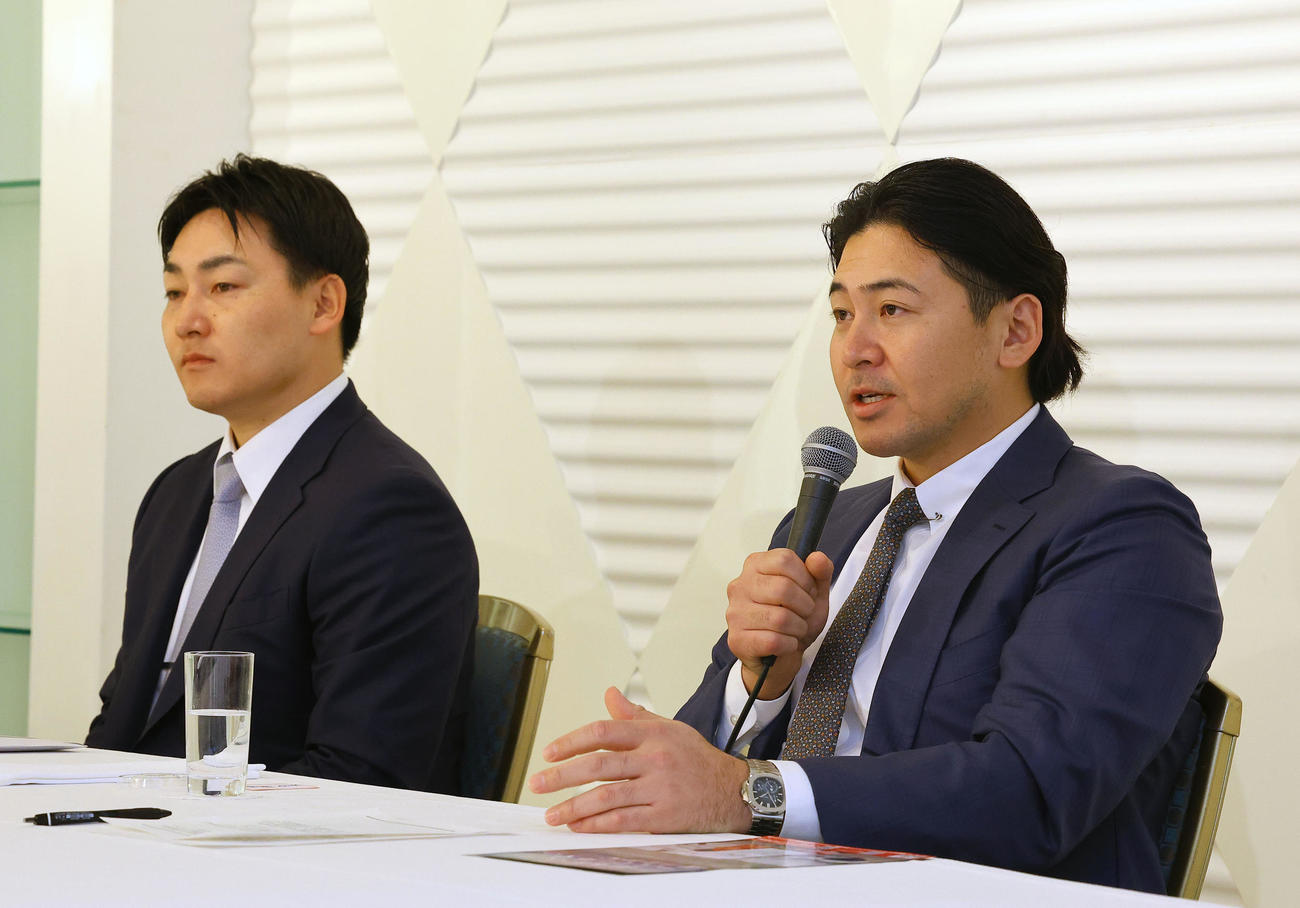 プロ野球選手会の定期大会を終え、記者会見する会長の広島会沢。左は一般社団法人プロ野球選手会理事長の巨人丸（撮影・藤尾明華）