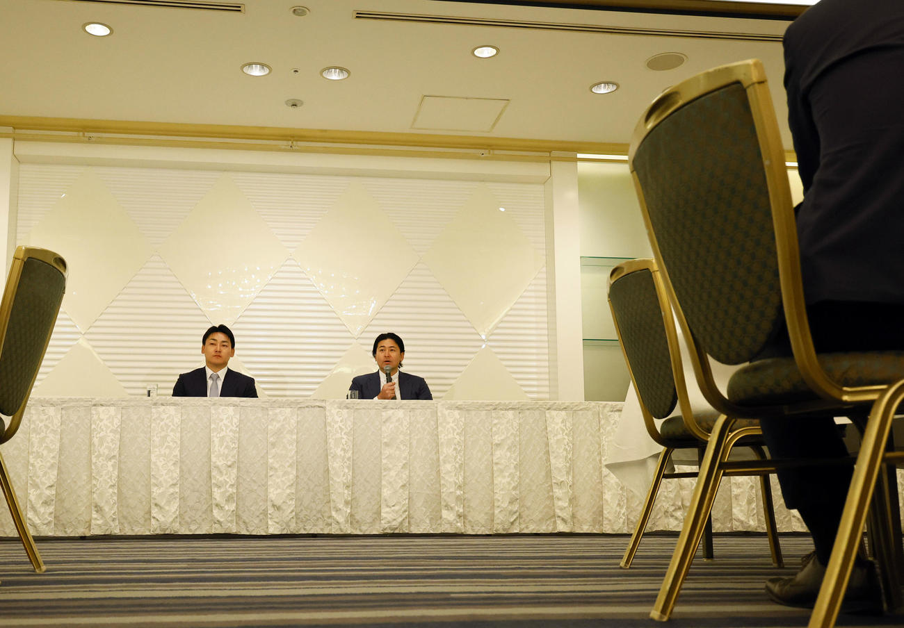 プロ野球選手会の定期大会を終え、記者会見する会長の広島会沢。左は一般社団法人プロ野球選手会理事長の巨人丸（撮影・藤尾明華）