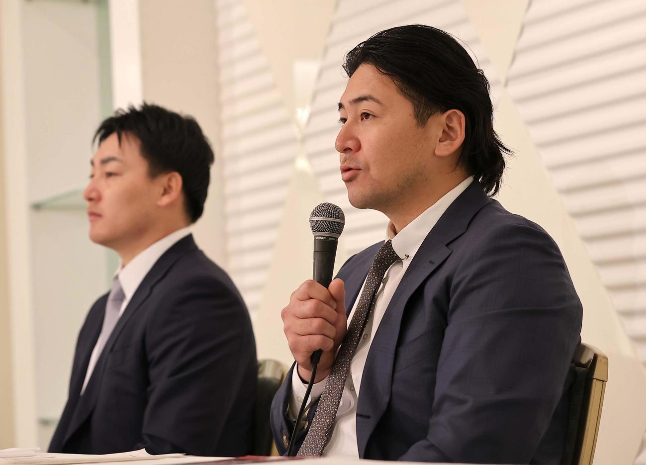 プロ野球選手会通常総会後に会見を開く日本プロ野球選手会・会沢会長（右）と一般社団法人日本プロ野球選手会・丸理事長（撮影・上田博志）