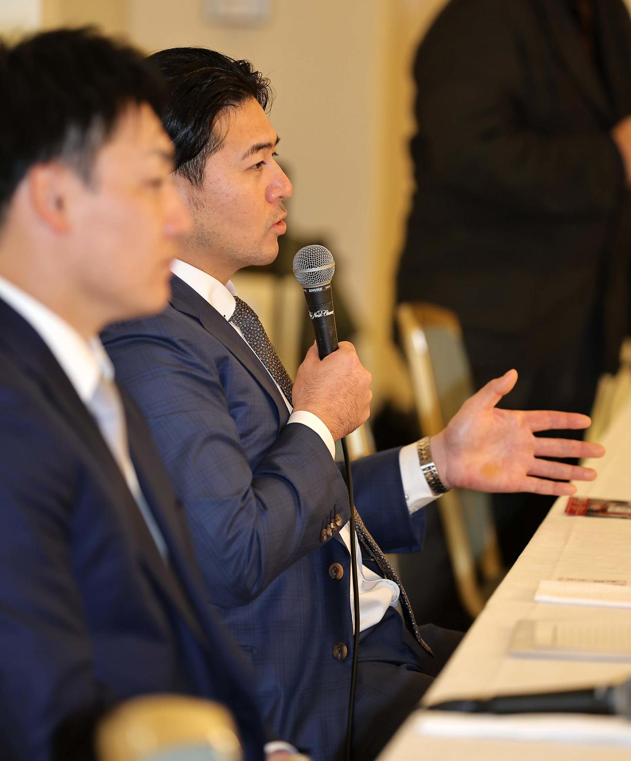 プロ野球選手会通常総会後に会見を開く日本プロ野球選手会・会沢会長（右）と一般社団法人日本プロ野球選手会・丸理事長（撮影・上田博志）