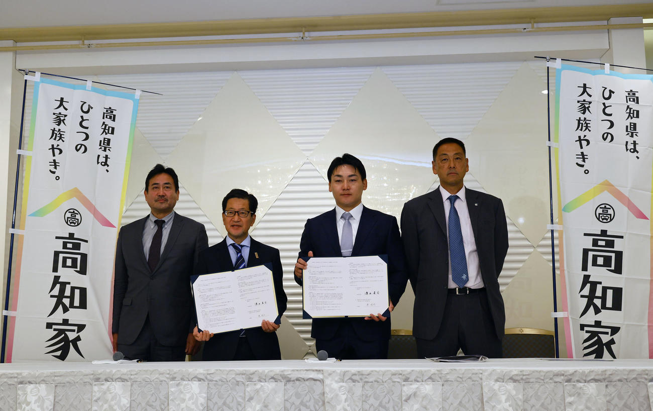 高知県と連携協力に関する協定を締結し、記念写真に納まる（左から）俳優の永島敏行、浜田高知県知事、一般社団法人プロ野球選手会理事長の巨人丸、森事務局長（撮影・藤尾明華）