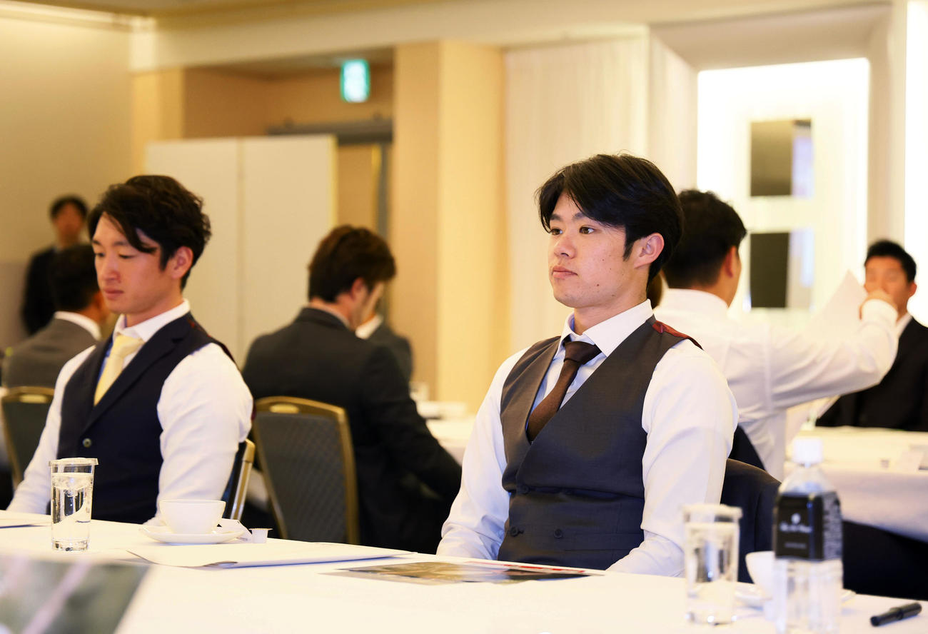 プロ野球の選手会の定期大会に出席した阪神中野（右）と近本（左端）（撮影・藤尾明華）