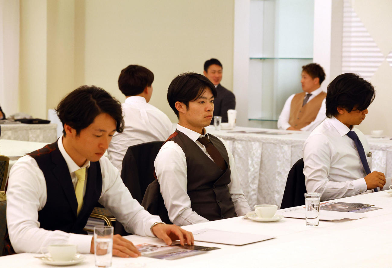 プロ野球選手会の定期大会に出席した阪神中野（中央）と近本（左端）（撮影・藤尾明華）