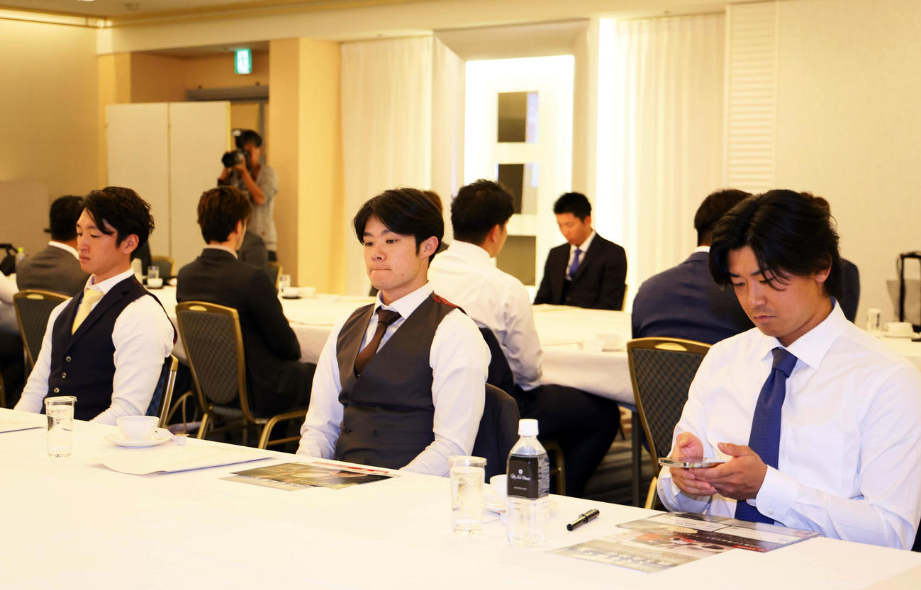 プロ野球の選手会の定期大会に出席した范中野（中央）と近本（左端）（撮影・藤尾明華）