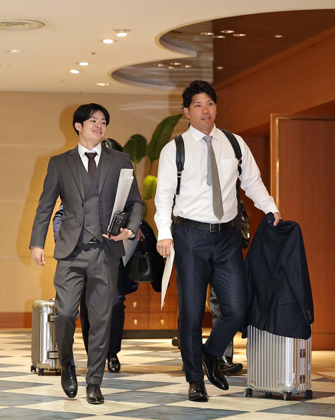 日本プロ野球選手会通常総会に出席した阪神中野（左）と巨人大城（撮影・上田博志）