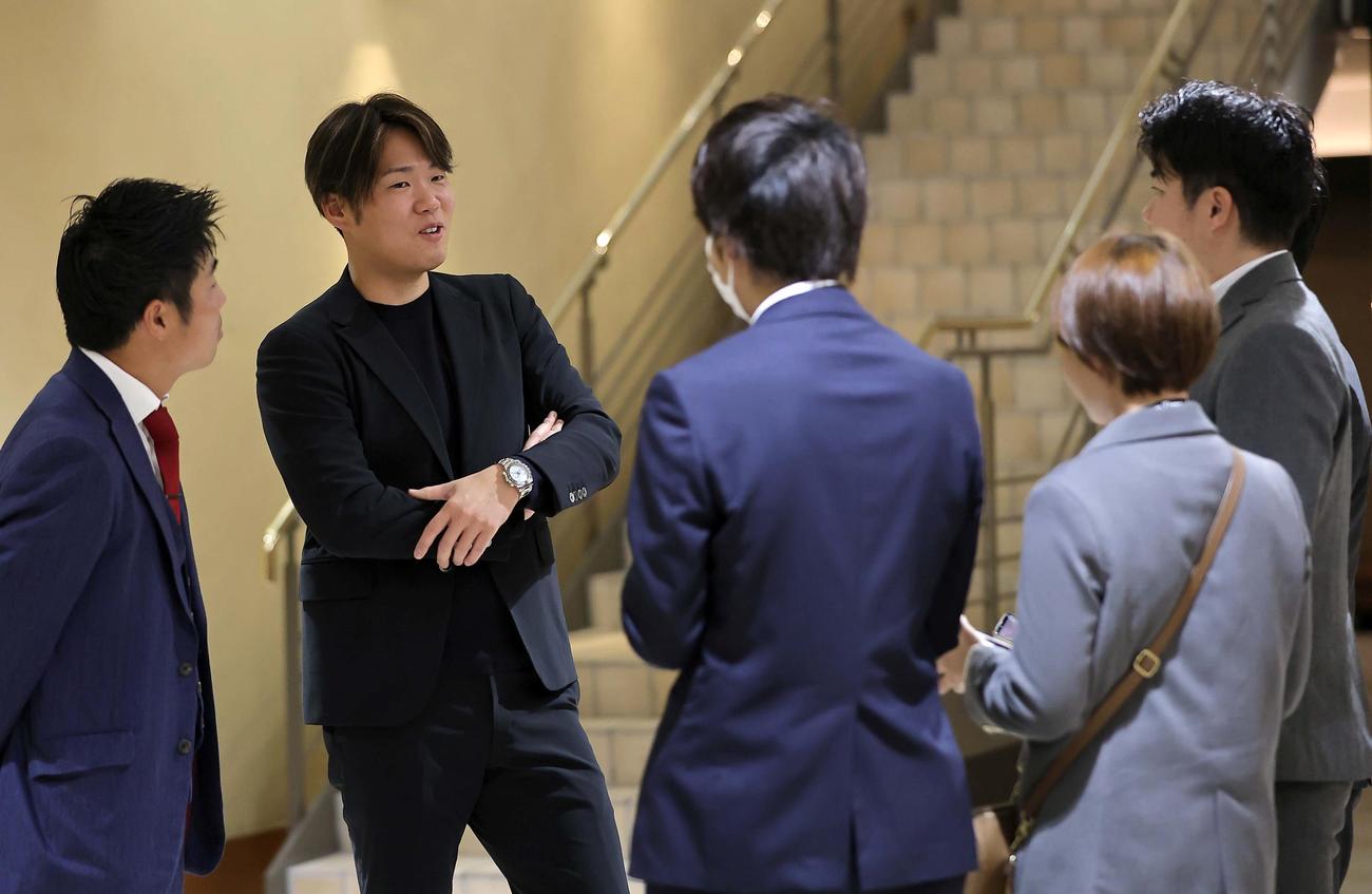 SSKプロスタッフ会議に出席した阪神西勇輝（左から2人目）は記者の取材を受ける（撮影・上田博志）