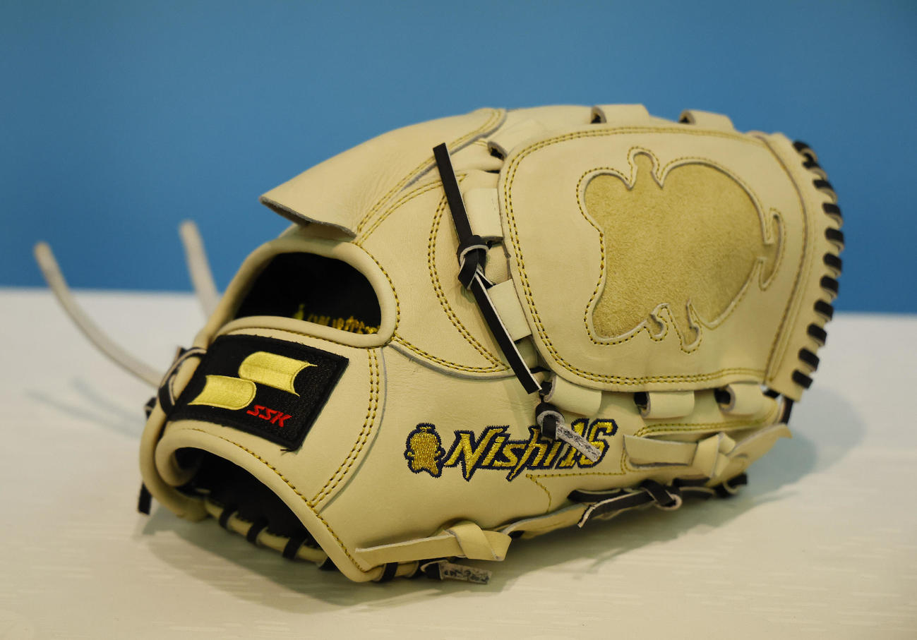 阪神西勇輝が使用しているSSKのグラブ（撮影・藤尾明華）