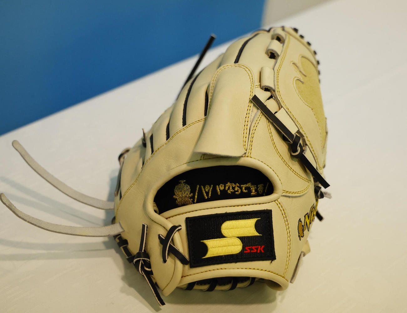 阪神西勇輝が使用しているSSKのグラブ（撮影・藤尾明華）