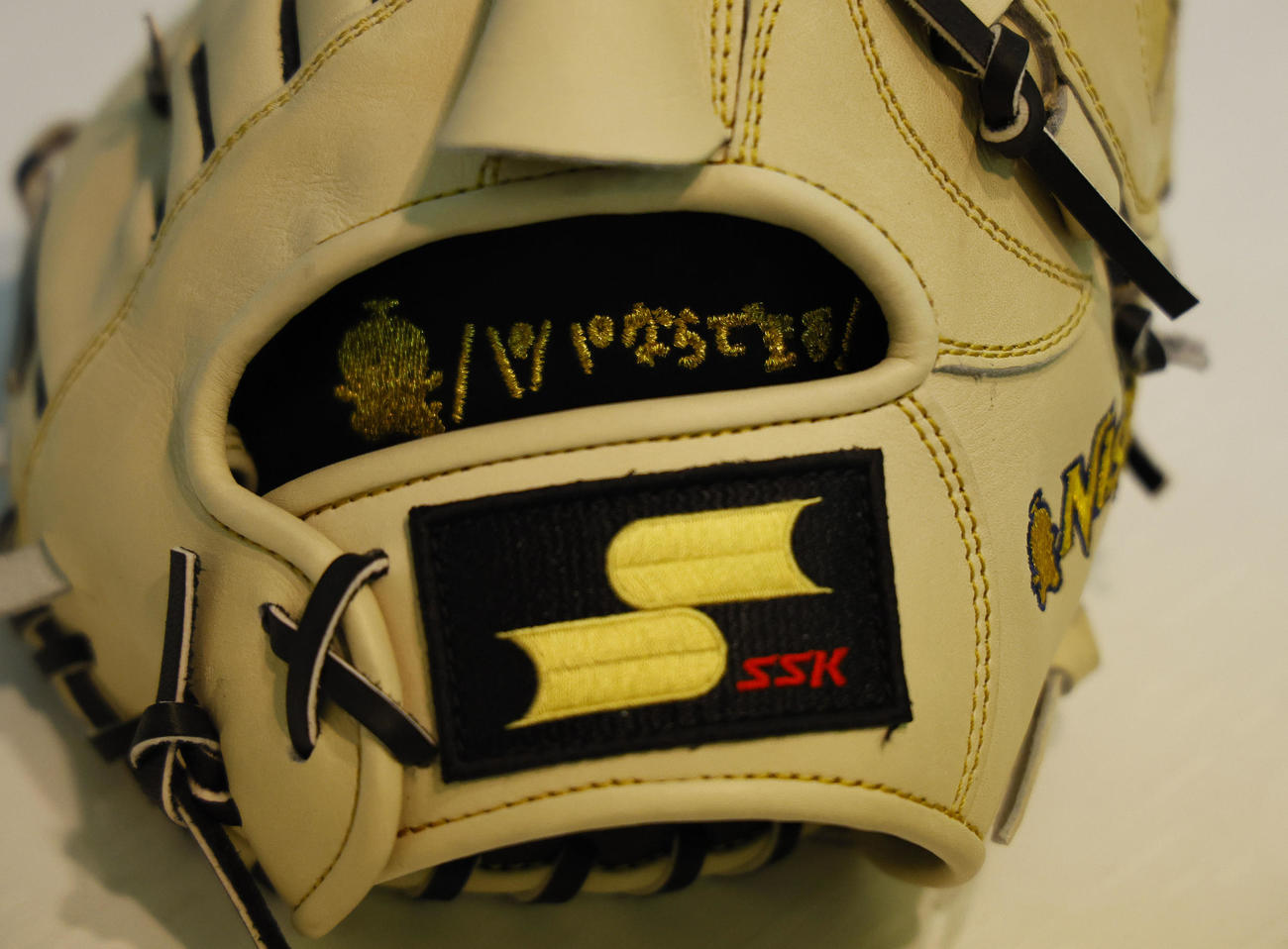 阪神西勇が使用しているSSKのグラブに刺繍された「パパならできる！」の文字（撮影・藤尾明華）