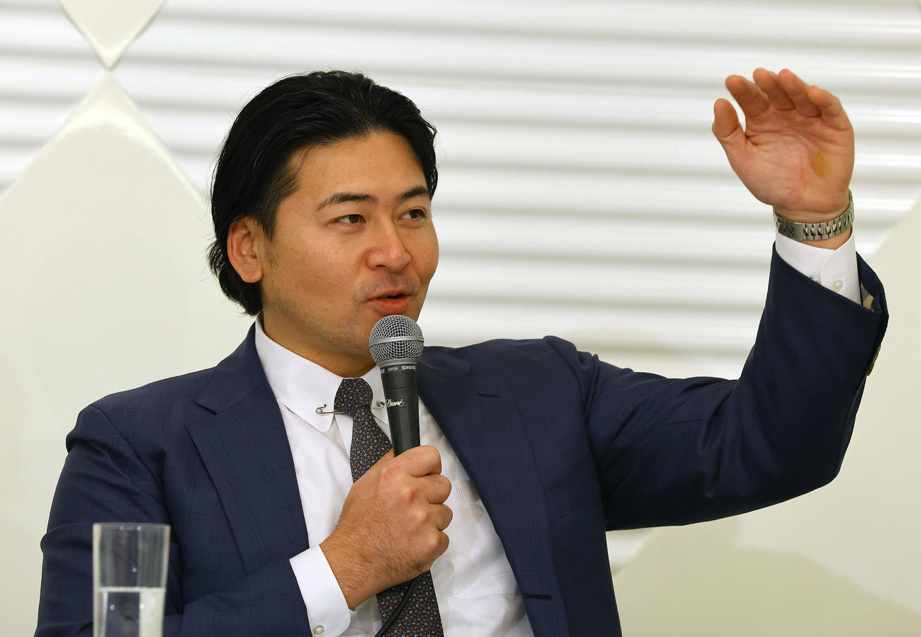 プロ野球選手会の定期大会を終え、記者会見する会長の広島会沢（撮影・藤尾明華）