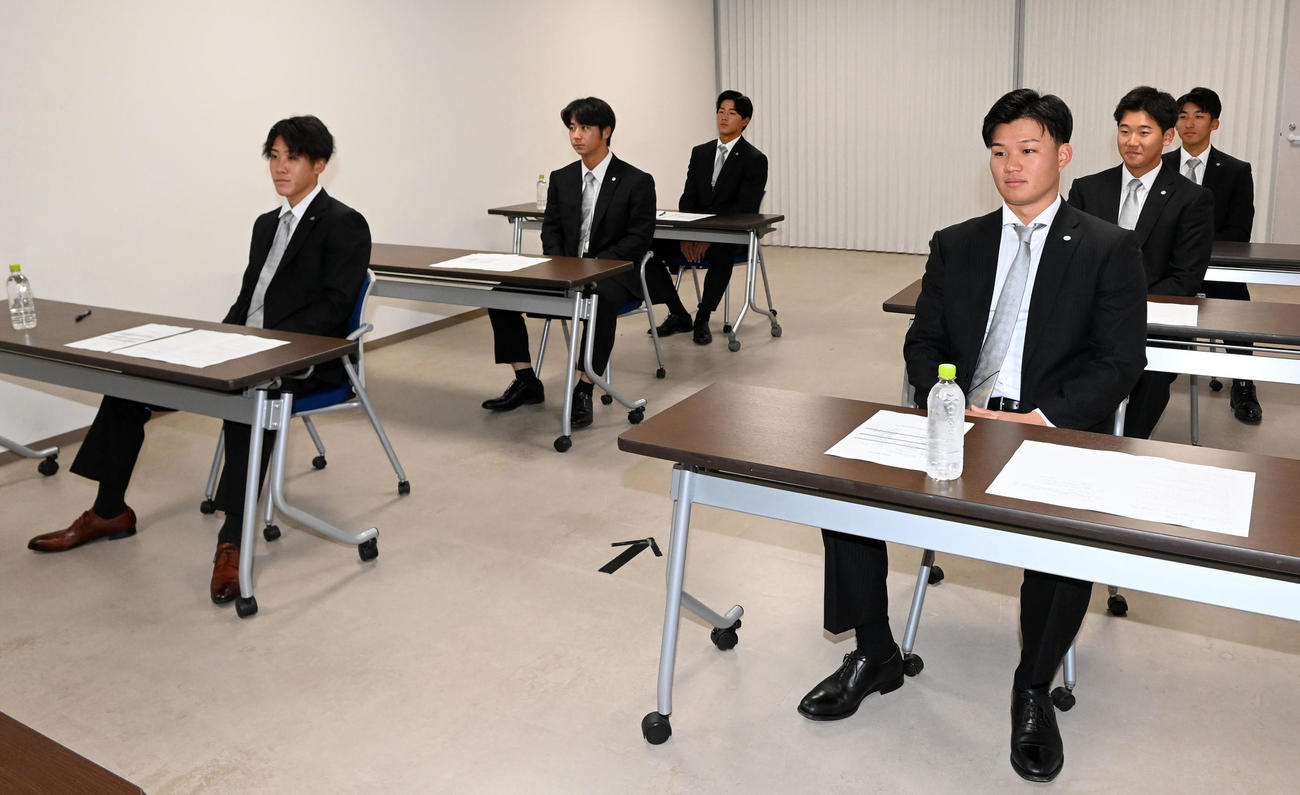 球団新人研修会に参加、真剣な表情で話を聞く右列先頭から、森下、門別、茨木、左列先頭から富田、井坪、戸井（撮影・前岡正明）