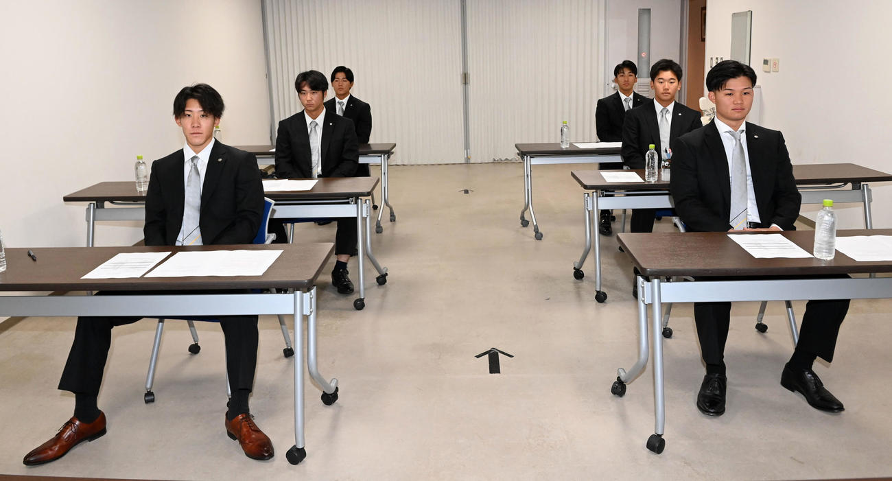 球団新人研修会に参加、真剣な表情で話を聞く右列先頭から、森下、門別、茨木、左列先頭から富田、井坪、戸井（撮影・前岡正明）