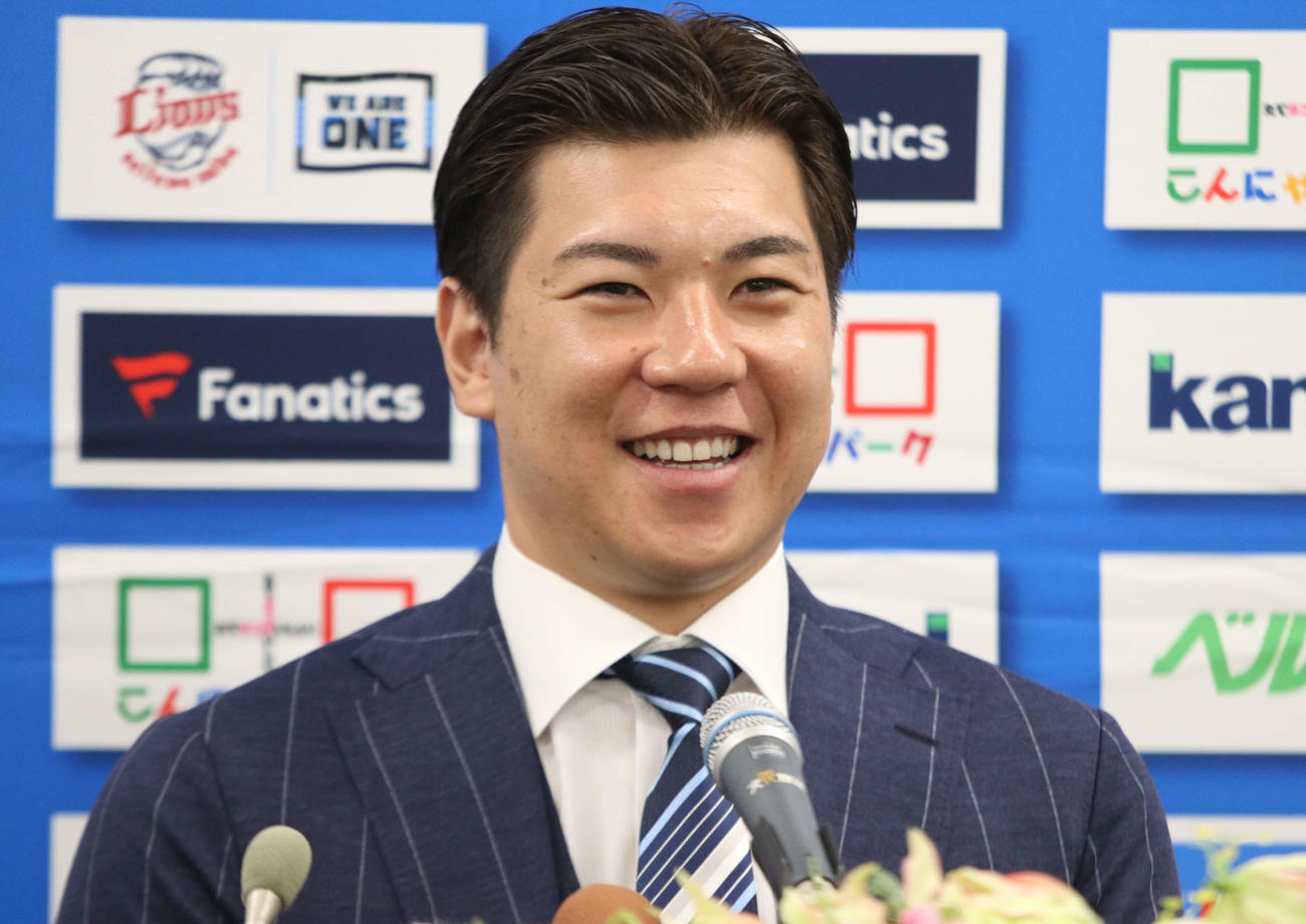 入団会見で笑顔をみせる西武炭谷（撮影・山崎純一）