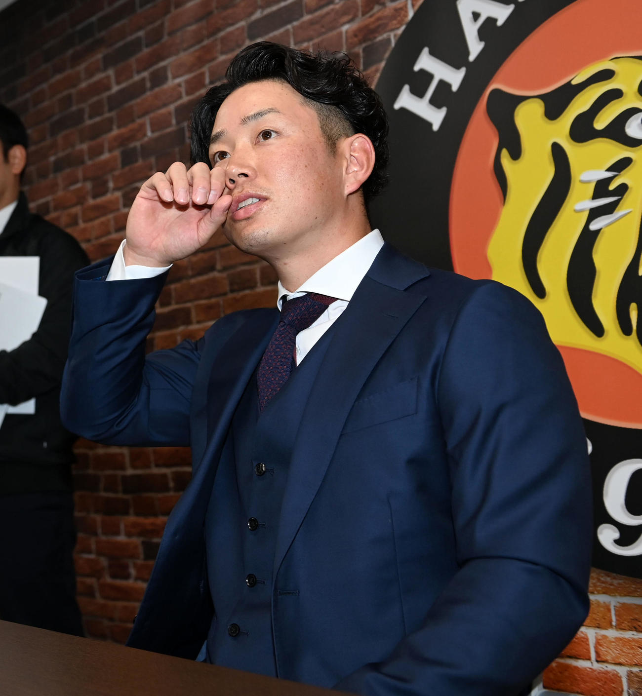 契約更改を終え会見する糸原（撮影・前岡正明）