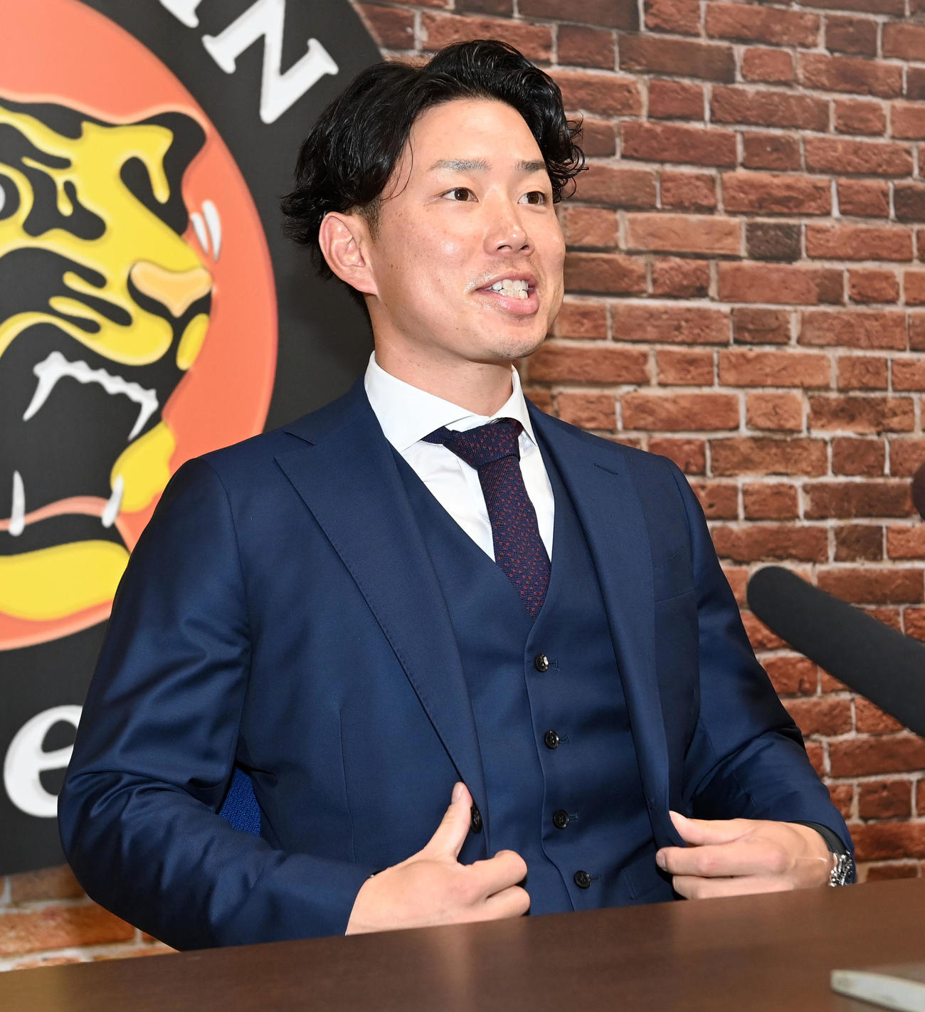 契約更改を終え会見する糸原（撮影・前岡正明）
