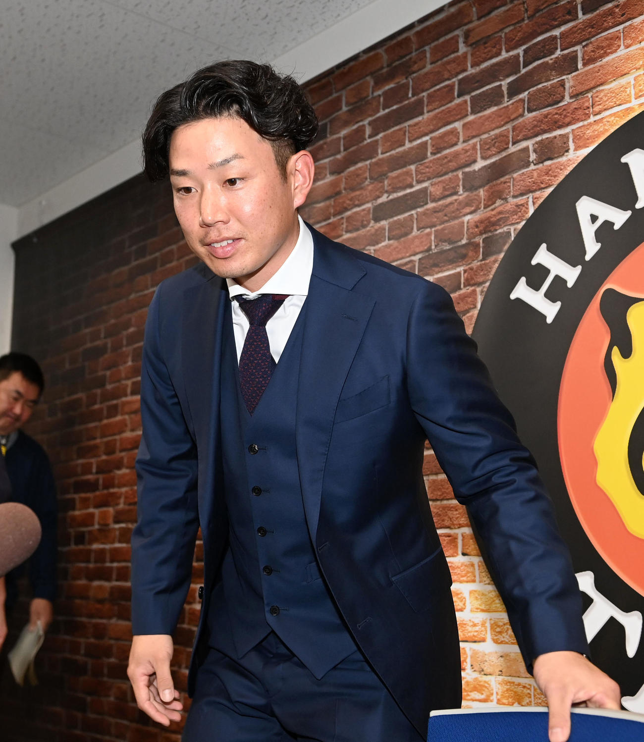 契約更改後の会見を終え引き揚げる糸原（撮影・前岡正明）