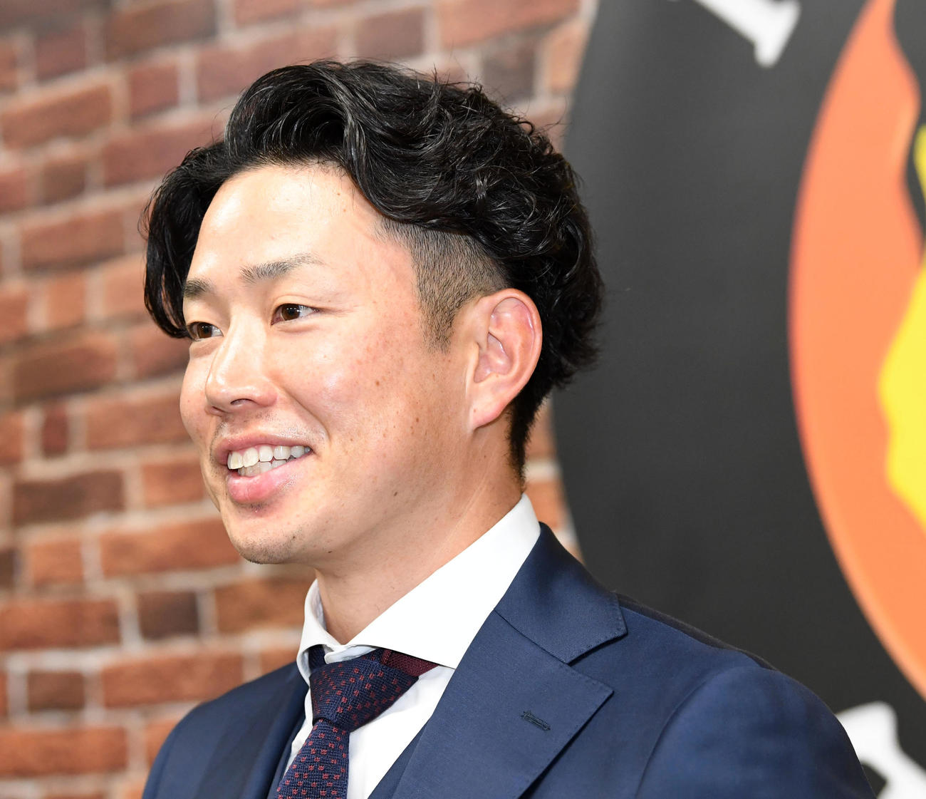 契約更改を終え会見する糸原（撮影・前岡正明）