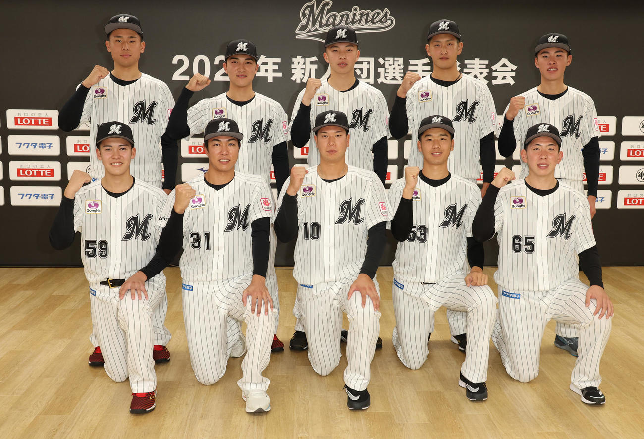 記念撮影するロッテ新入団選手たち。前列左からドラフト4位早坂、ドラフト2位大谷、ドラフト1位上田、ドラフト3位木村、ドラフト5位寺地、後列左から育成4位藤田、育成2位松石、育成1位武内、育成3位高野、育成5位富山（撮影・中島郁夫）