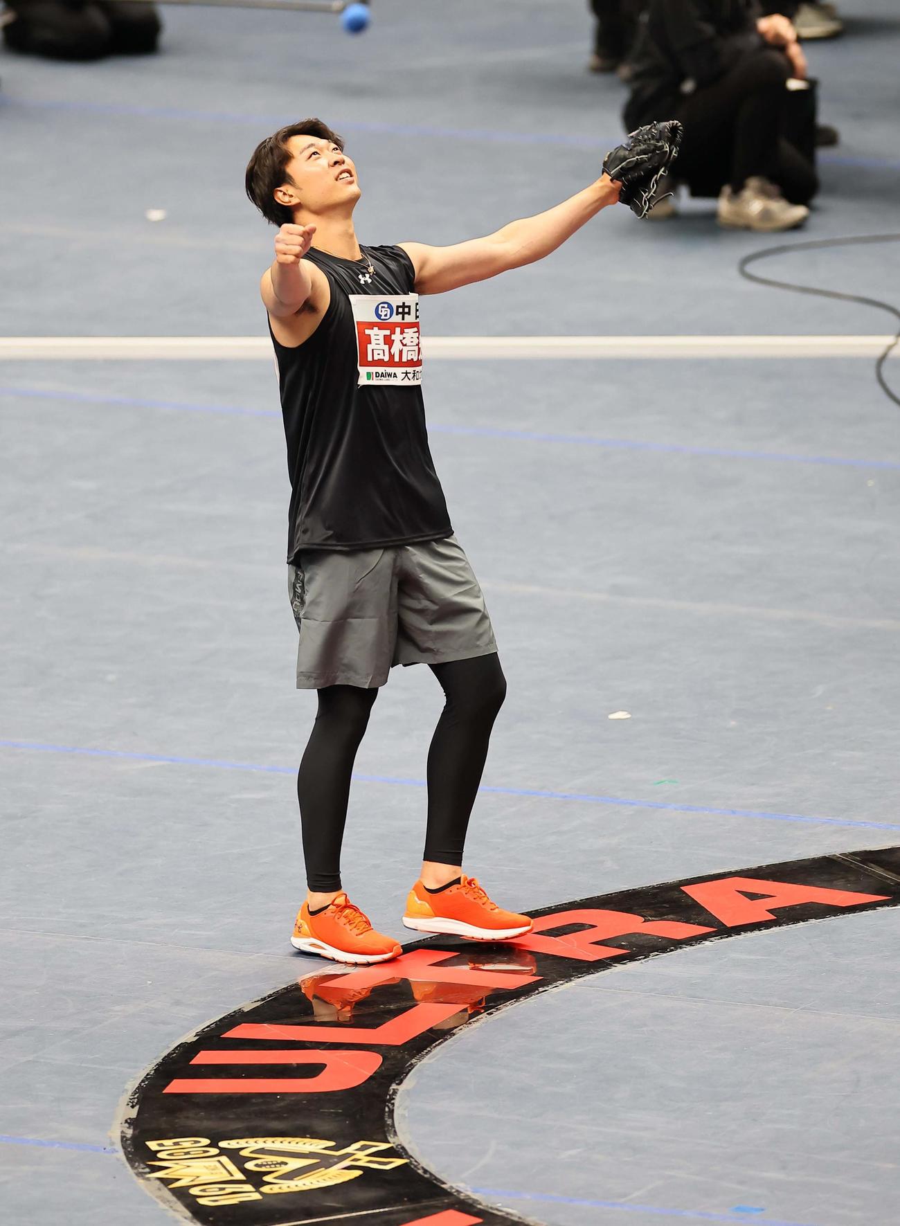 ULTRAターゲットピッチにチャレンジした高橋宏はガッツポーズをする（撮影・上田博志）