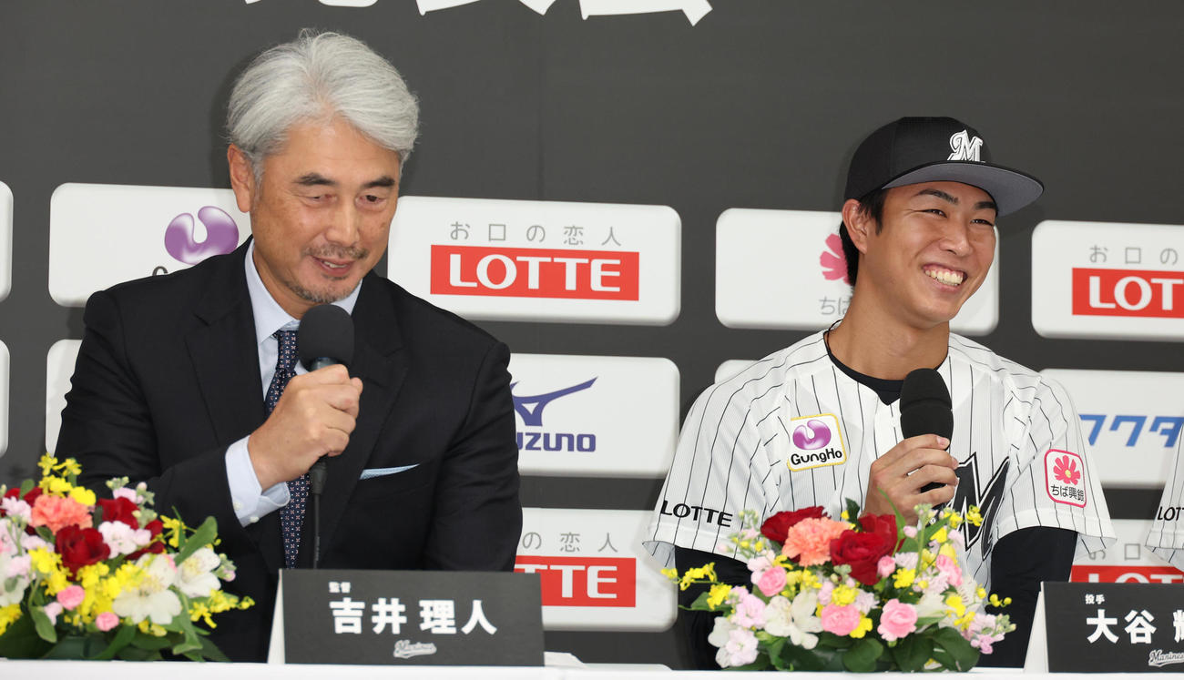 2023年ロッテ新入団選手発表会で吉井監督（左）とトークのやりとりをするドラフト2位大谷（撮影・中島郁夫）
