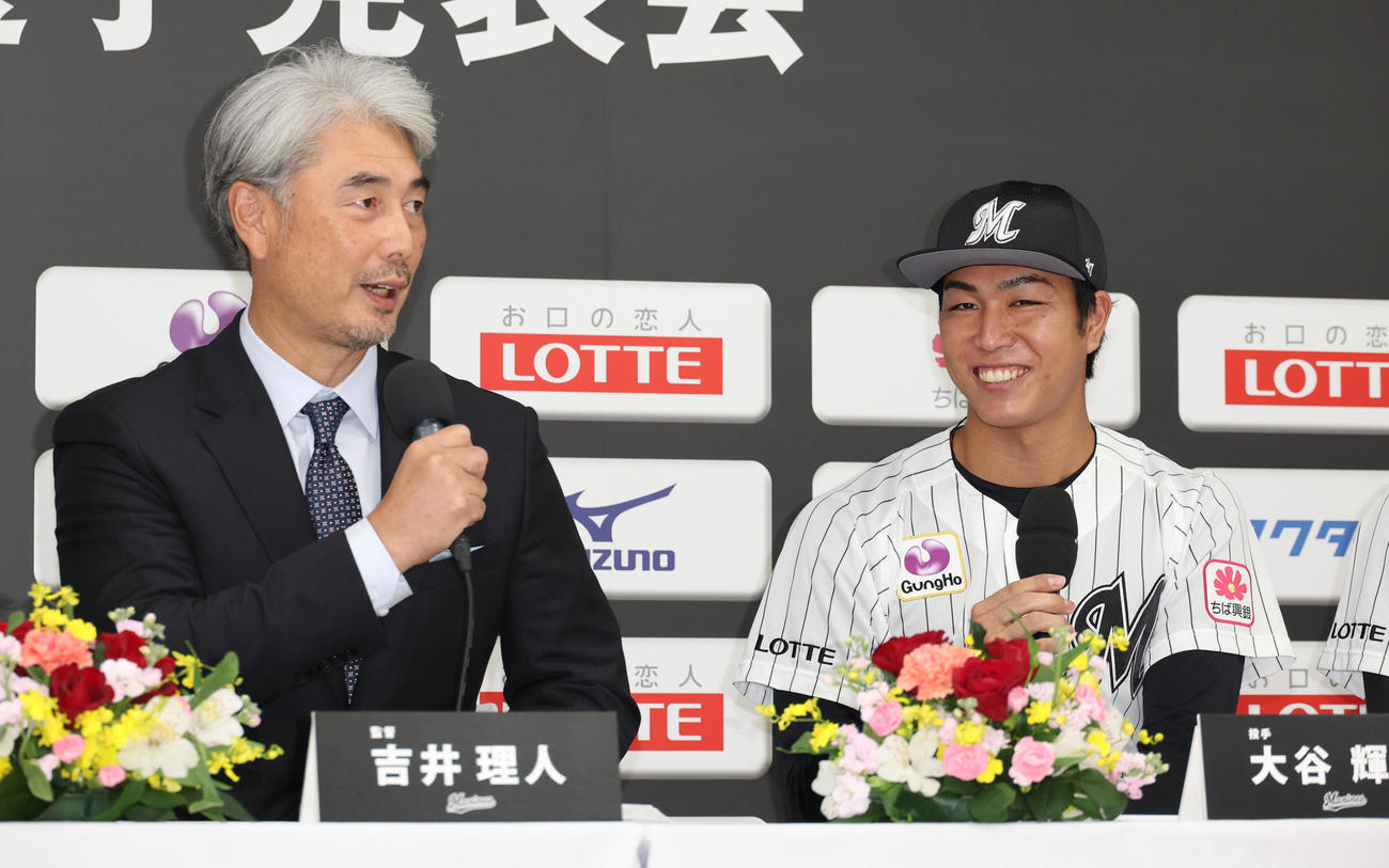 2023年ロッテ新入団選手発表会で吉井監督（左）とトークのやりとりをするドラフト2位大谷（撮影・中島郁夫）